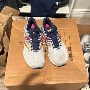 Saucony Triumph 20 running shoes